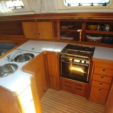 Be Local - Sleep Aboard A Sailing Boat In * Lisboa
