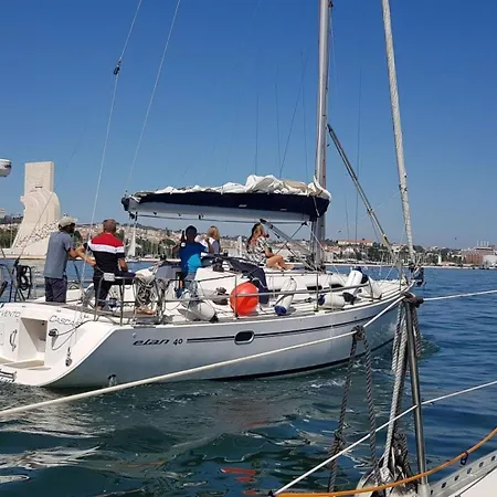 Sleep On A Sailboat In A Unique * 리스본
