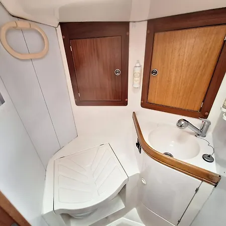 Sleep On A Sailboat In A Unique Lissabon