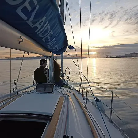 Sleep On A Sailboat In A Unique Lejlighed