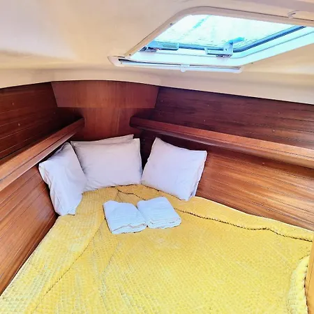 Lejlighed Sleep On A Sailboat In A Unique