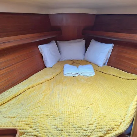 Sleep On A Sailboat In A Unique Lejlighed *