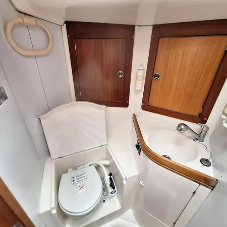Sleep On A Sailboat In A Unique Lejlighed *