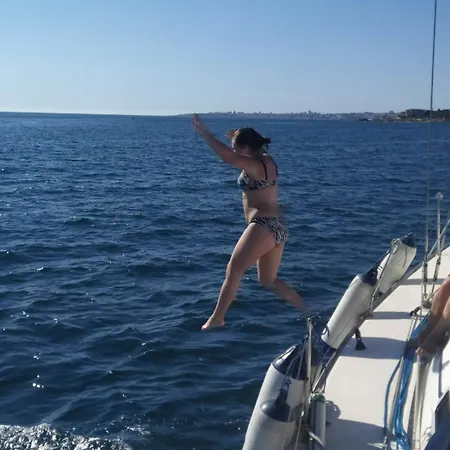 Sleep On A Sailboat In A Unique Lejlighed