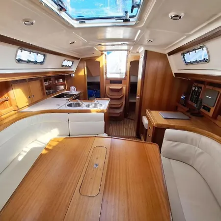 Sleep On A Sailboat In A Unique Lejlighed