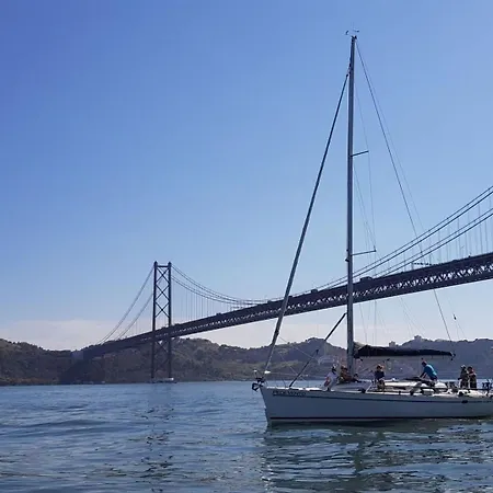 Sleep On A Sailboat In A Unique Lejlighed