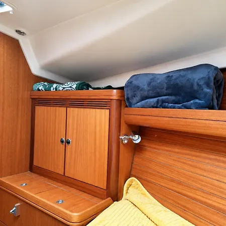 Sleep On A Sailboat In A Unique Apartament Lizbona