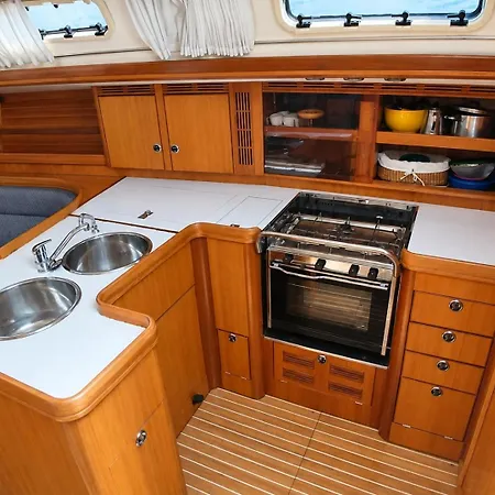 Sleep On A Sailboat In A Unique Lizbona