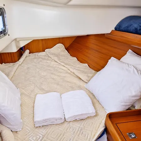 Sleep On A Sailboat In A Unique Lizbona
