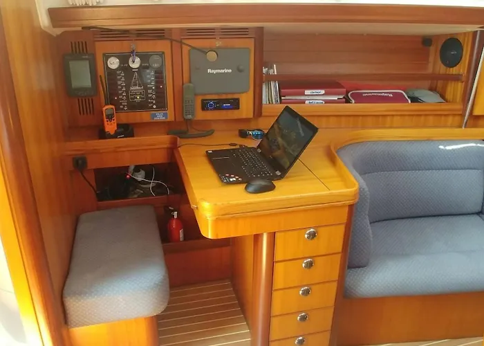 Sleep On A Sailboat In A Unique Lisboa