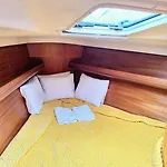 Daire Sleep On A Sailboat In A Unique