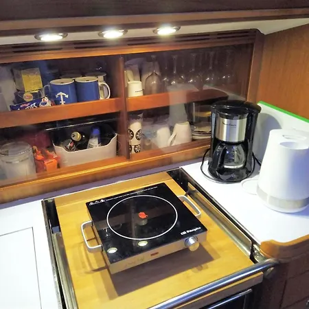 Daire Sleep On A Sailboat In A Unique *