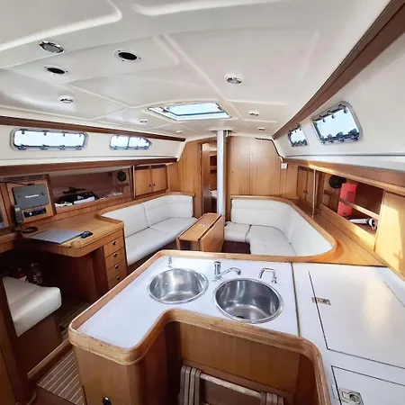 Sleep On A Sailboat In A Unique Lägenhet