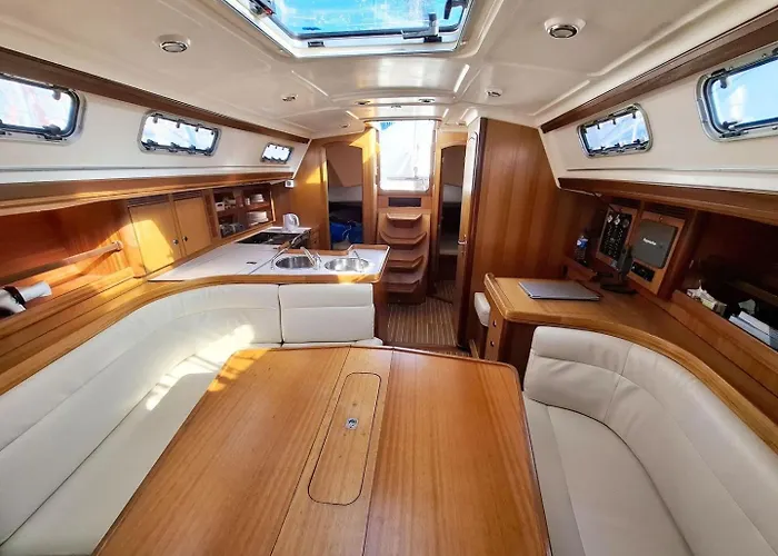Sleep On A Sailboat In A Unique Apartamento