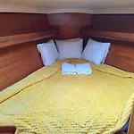 Sleep On A Sailboat In A Unique Apartmán *