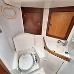 Sleep On A Sailboat In A Unique Apartmán *