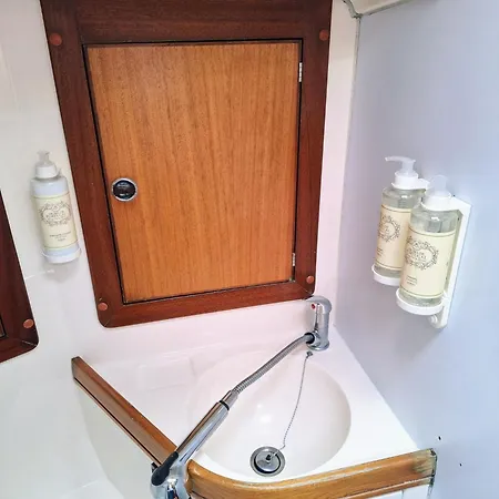 Sleep On A Sailboat In A Unique 리스본